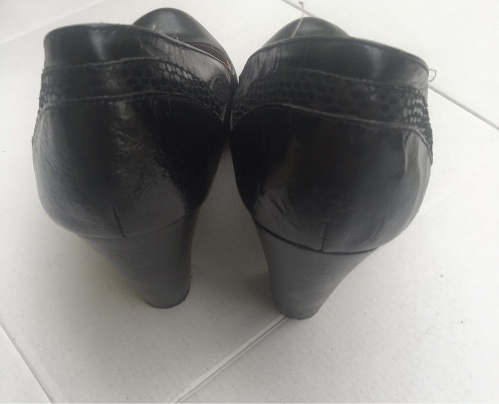 sapatos pretos de salto