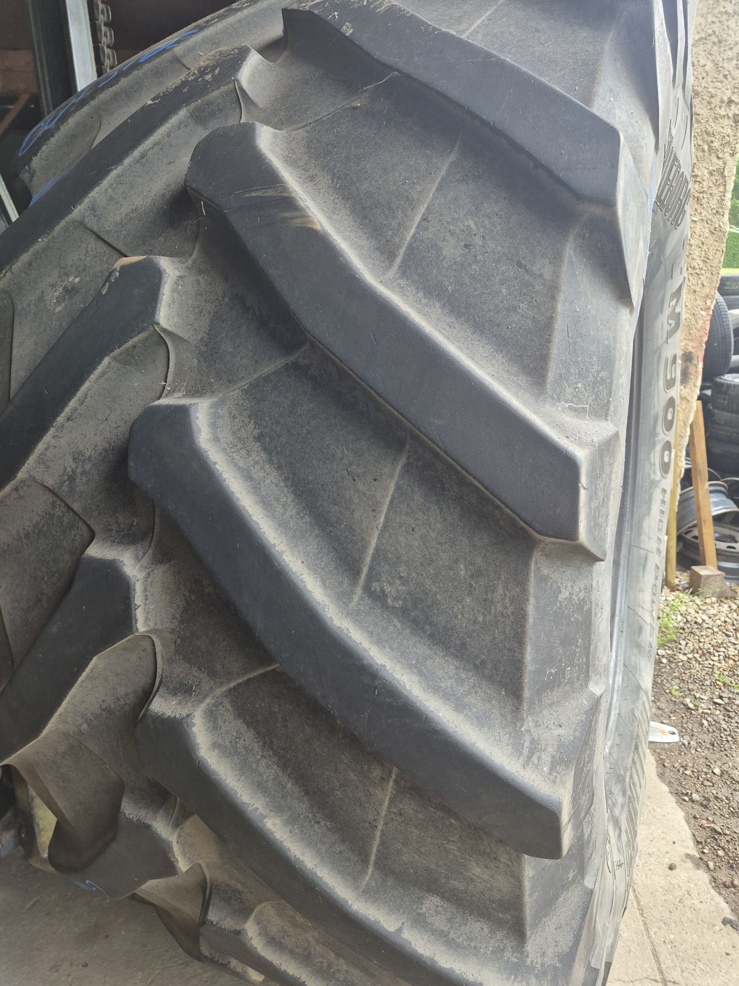 Opony 900 /60R 38 Treleborg.
