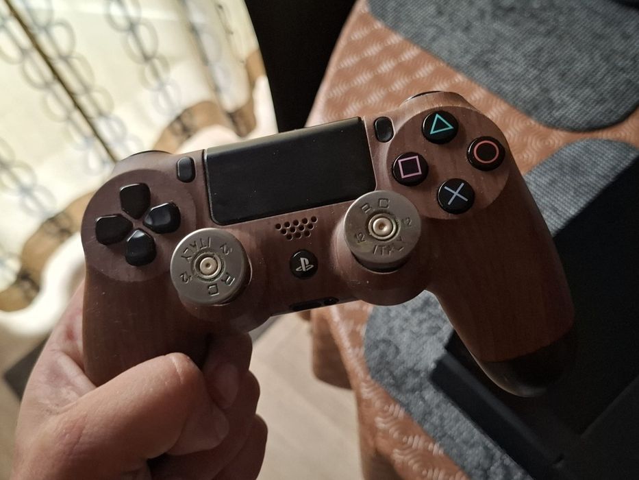Consola Playstation 4 com comando personalizado