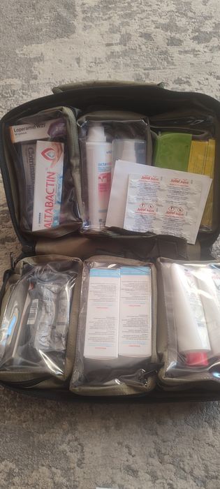 Apteczka wojskowa uczestnika misji. Kompletna.