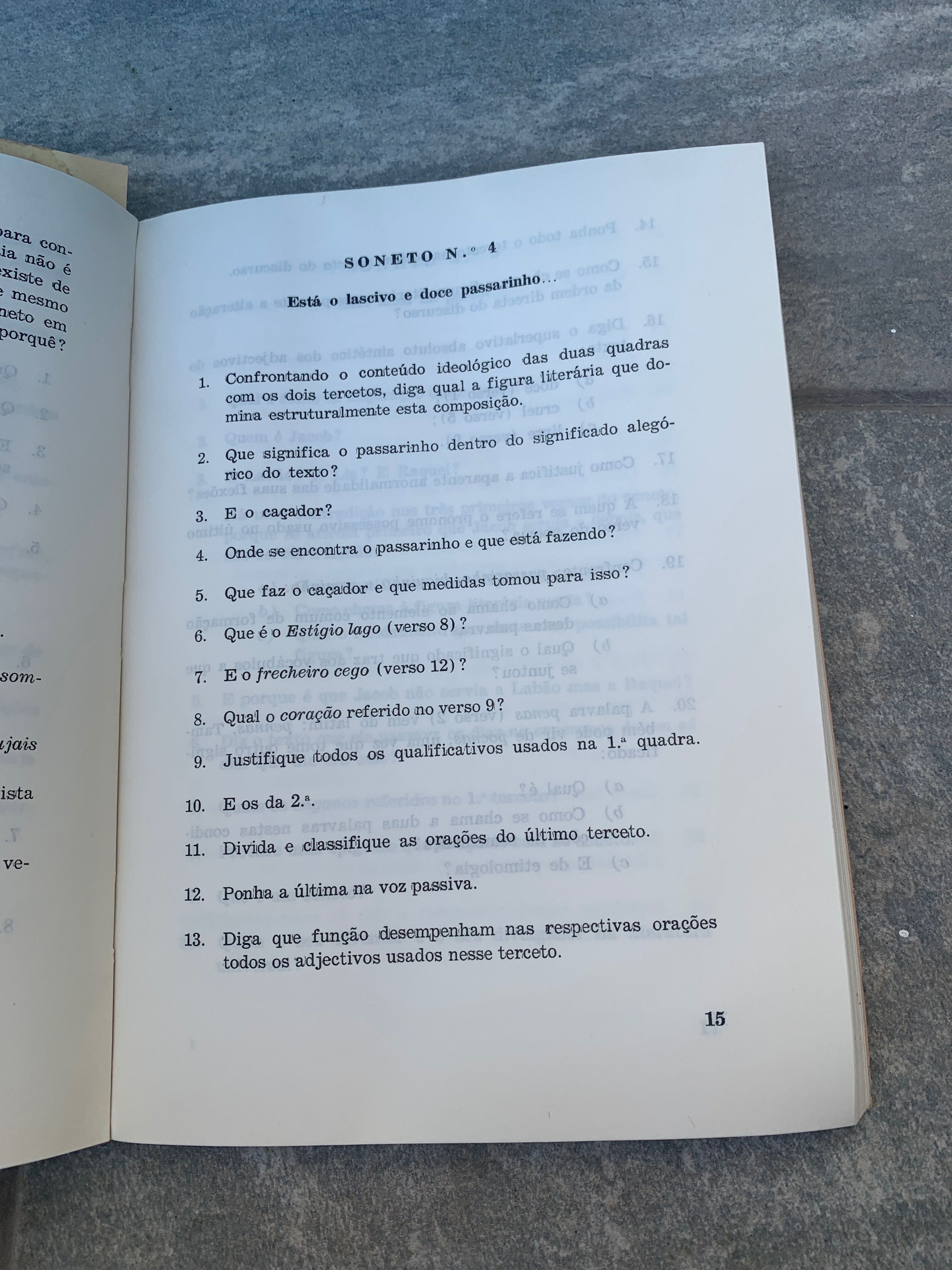 Livro antigo de exercícios sobre os LVSÍADAS E SONETOS DE CAMÕES