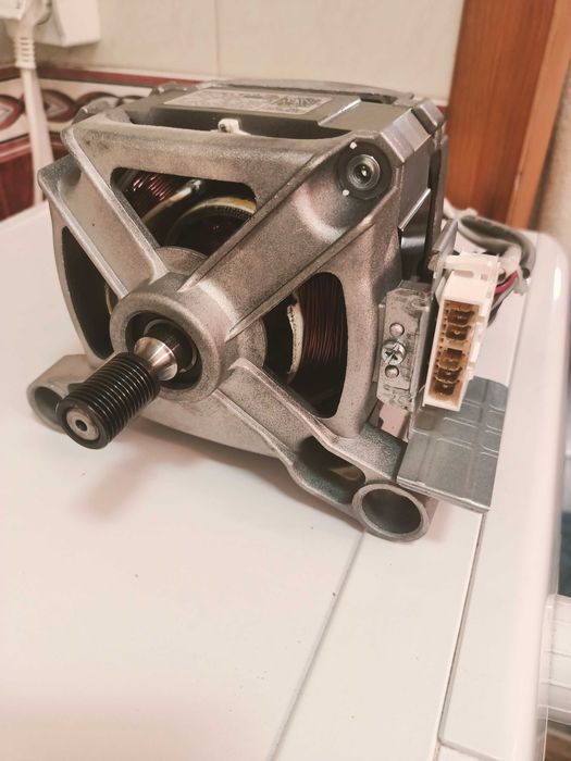 Мотор неробочий від Пральної машинки вузька WHIRLPOOL FWSF 61053 W EU