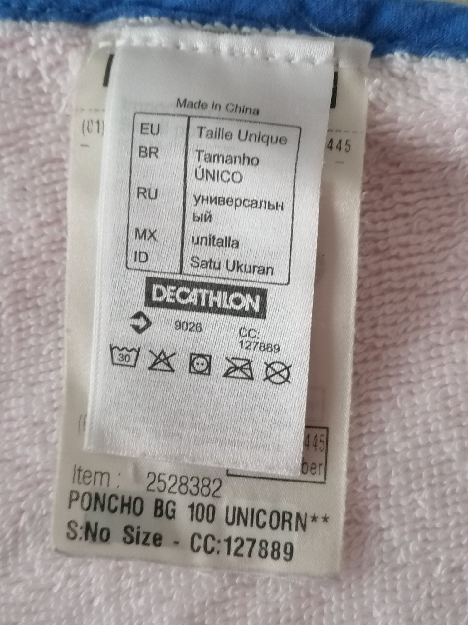 Toalha poncho da Nabaji Decathlon com cabeça unicórnio