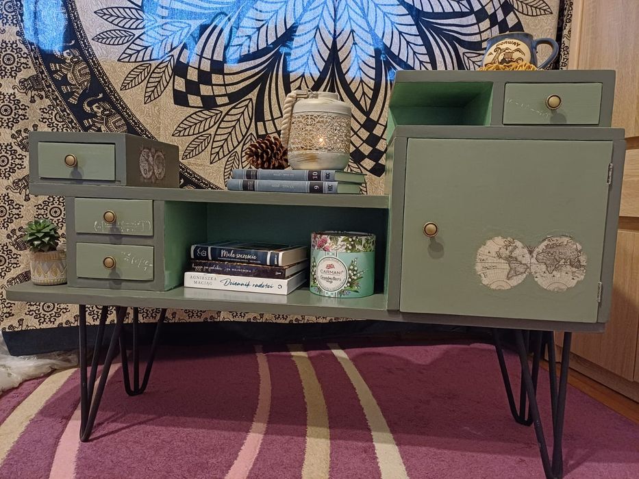 Swiezo odrestaurowana szafka