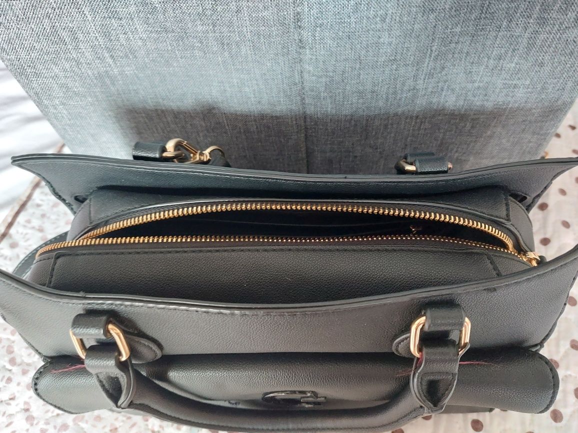 Bolsa de ombro ou mão  Guess