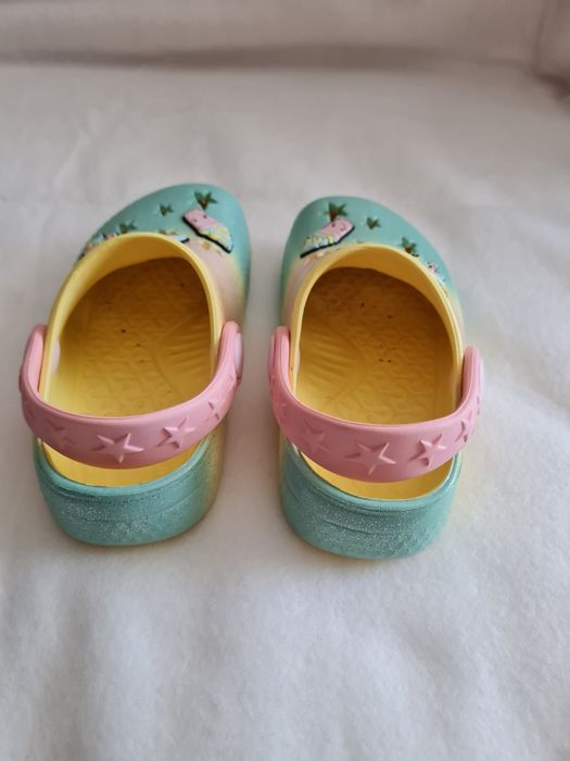 Sandália tipo crocs