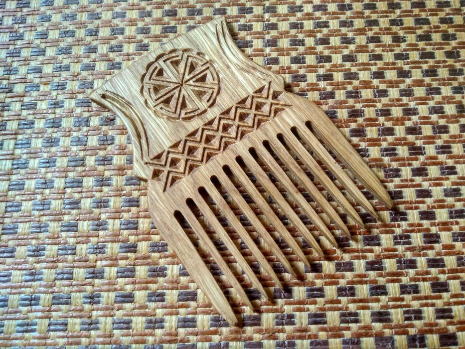 Деревянный обережный гребень для волос