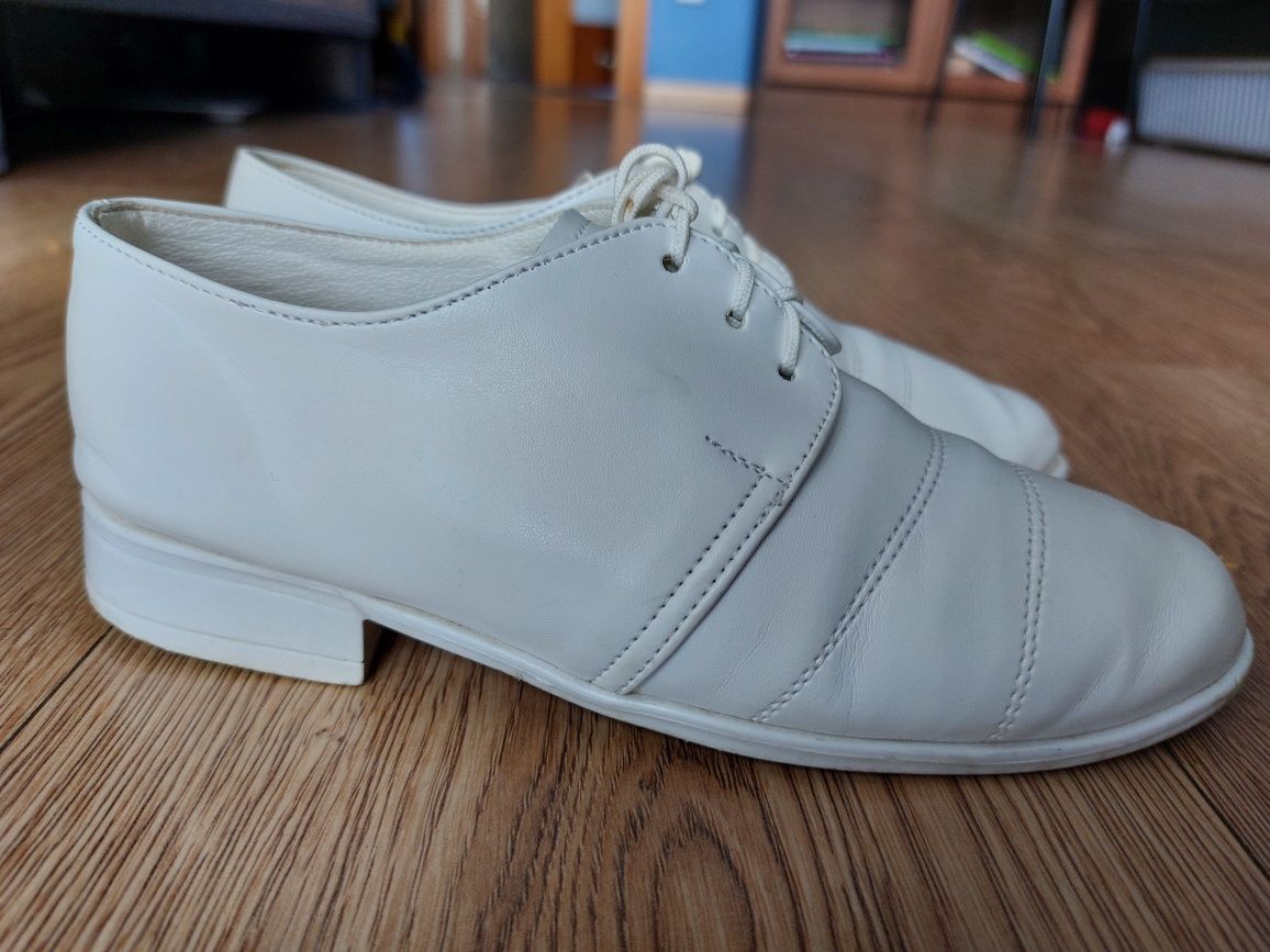 Białe buty komunijne dla chłopca 31