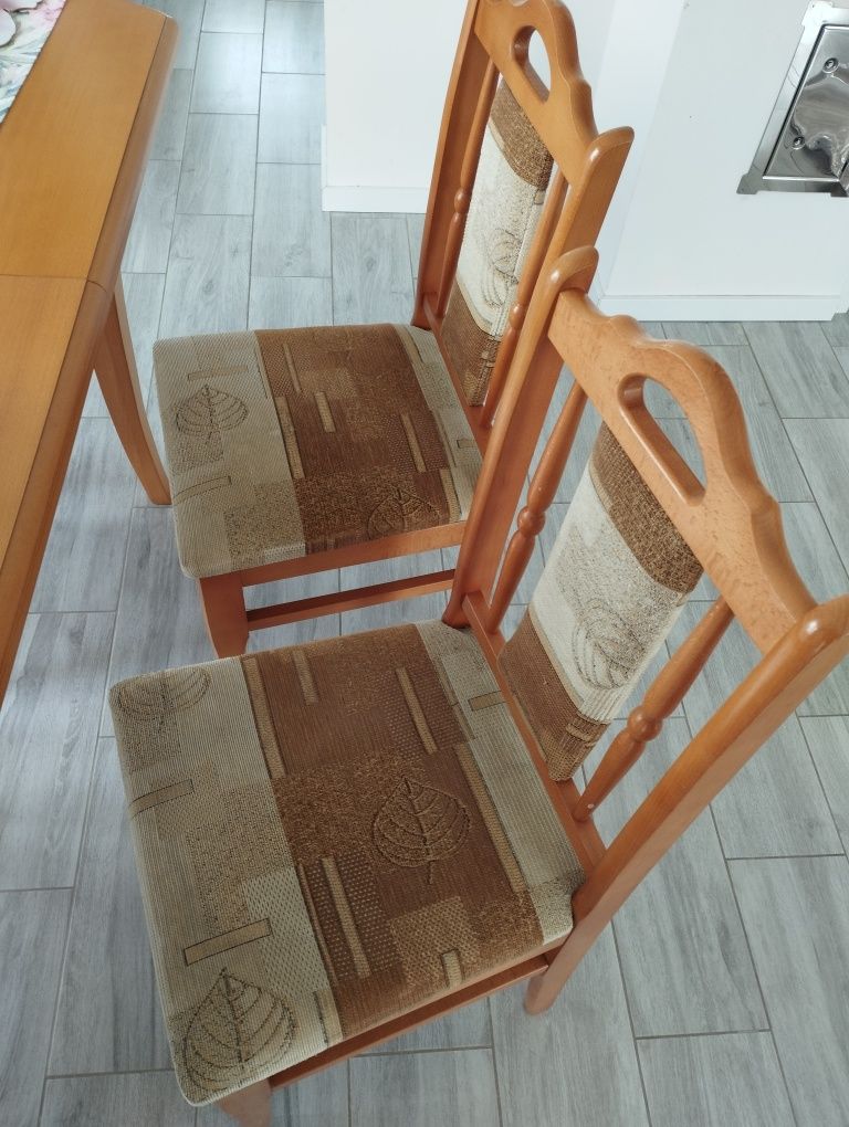 Stół z krzesłami do salonu lub jadalni.