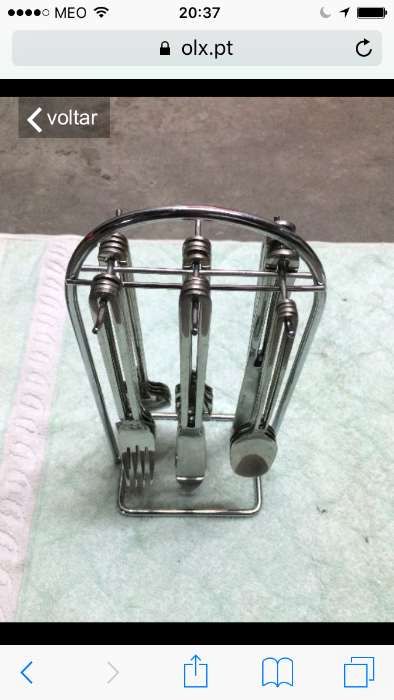 Pratos e conjunto de talheres e colheres.