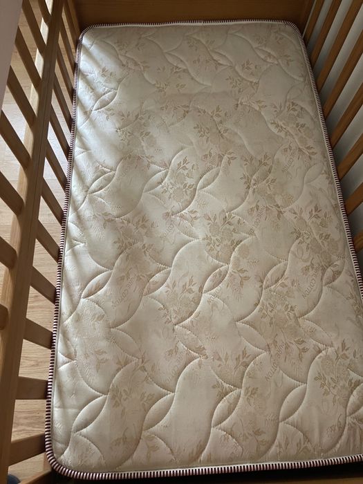 Cama bebé em madeira maciça marca BLOP