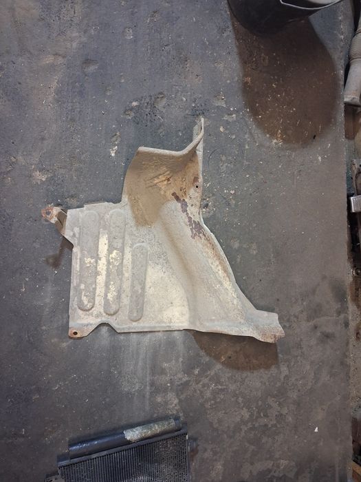 Toyota Avensis t25 corolla e12 oslona termiczna baku paliwa