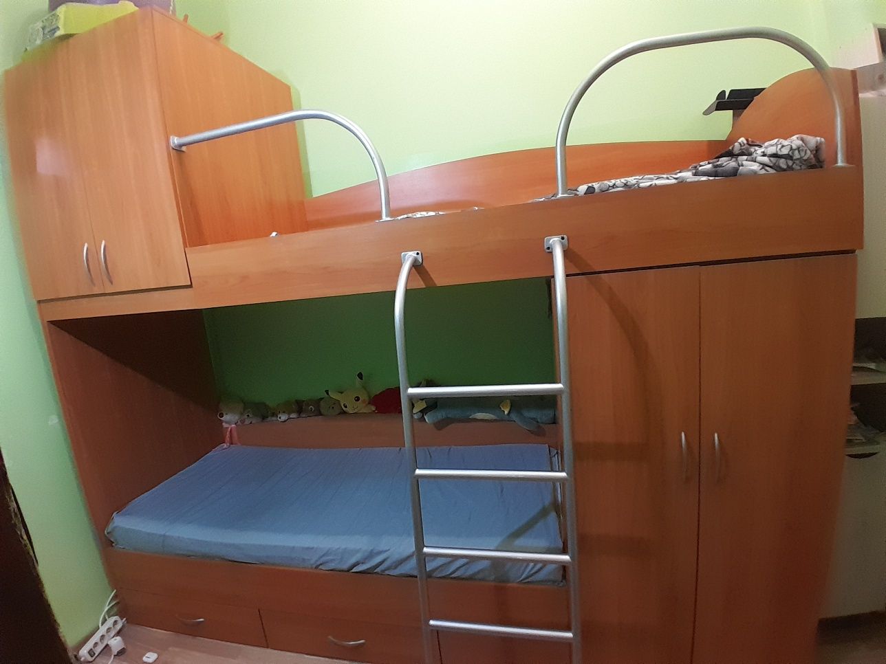 Продам двухярусную кровать.