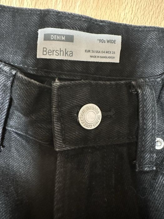 Женские джинсы фирмы Bershka, в одеальном состоянии. Одевала 2 раза.