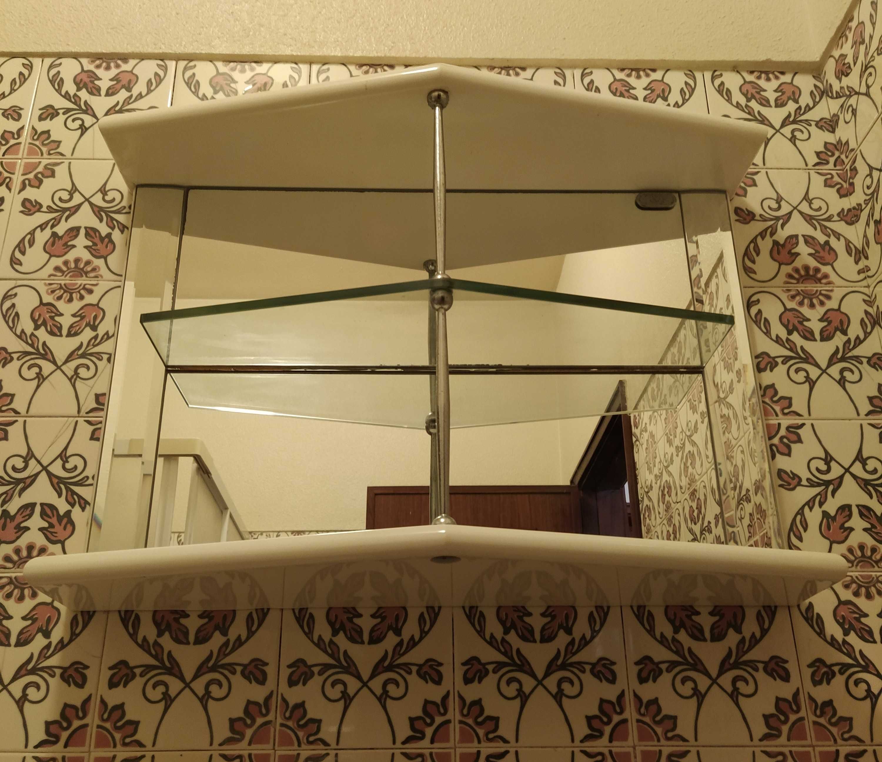 Móvel de casa de banho com prateleiras e espelho