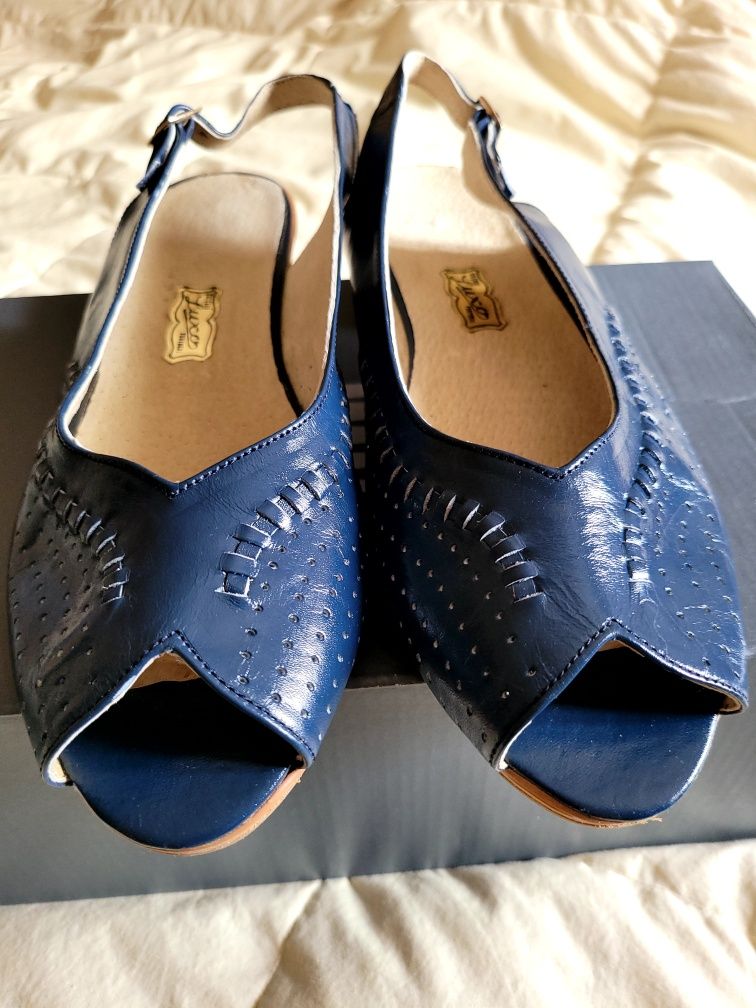 Sapato azul de senhora novo