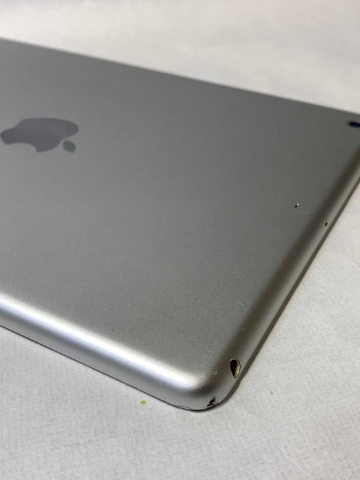 Планшет Apple iPad Air Wi-Fi 128GB White