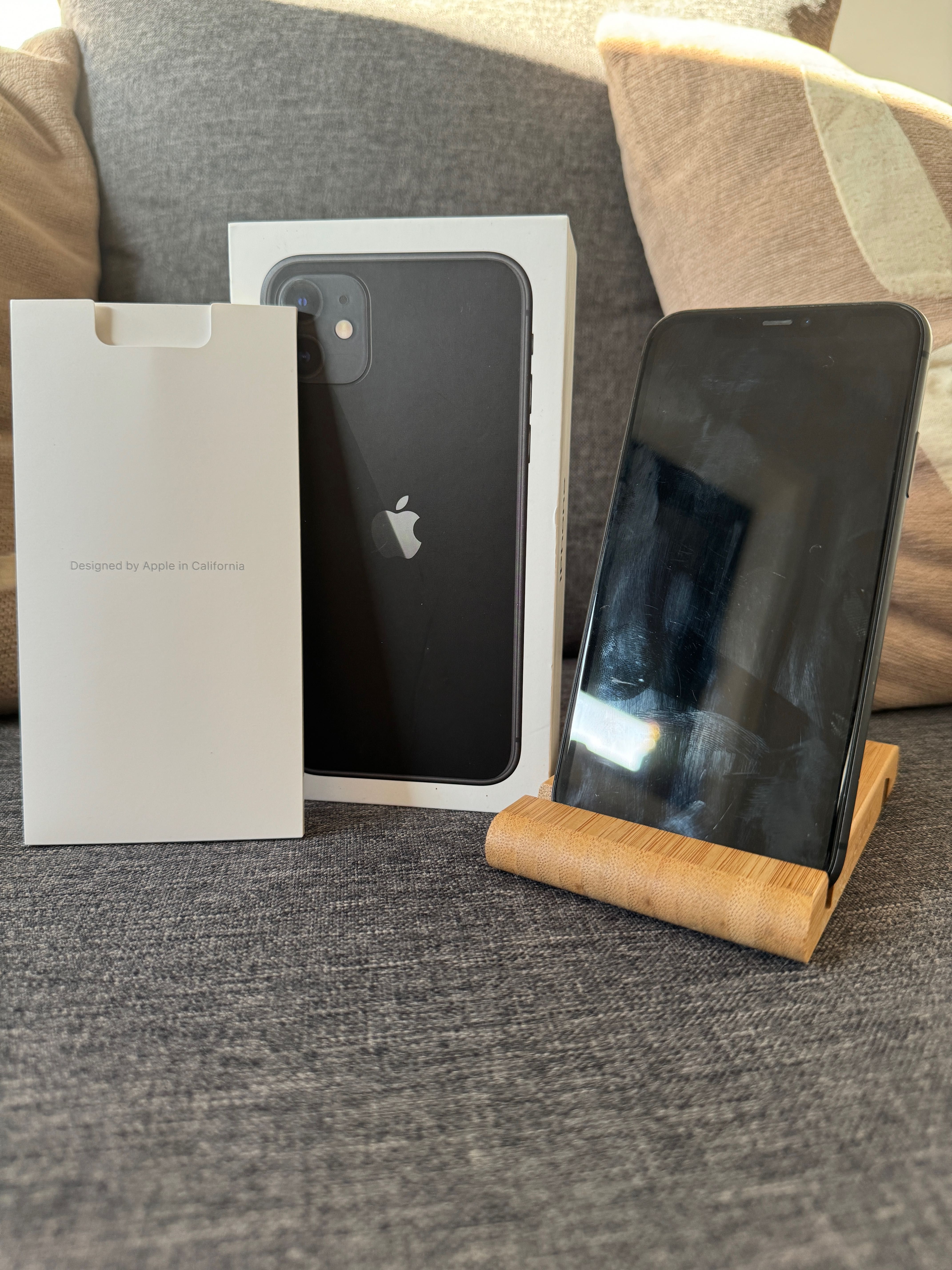 IPHONE 11  (c/capas e carregador) + Ipad