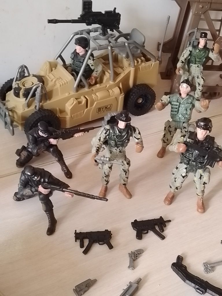Игрушечная военная техника.