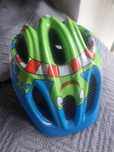 Kask dziecięcy, niebieski z zieloną żabą