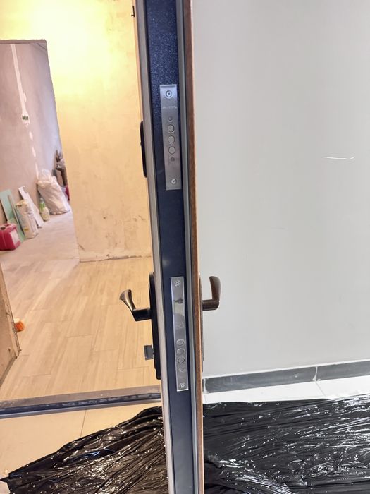 Вхідні двері в класному стані