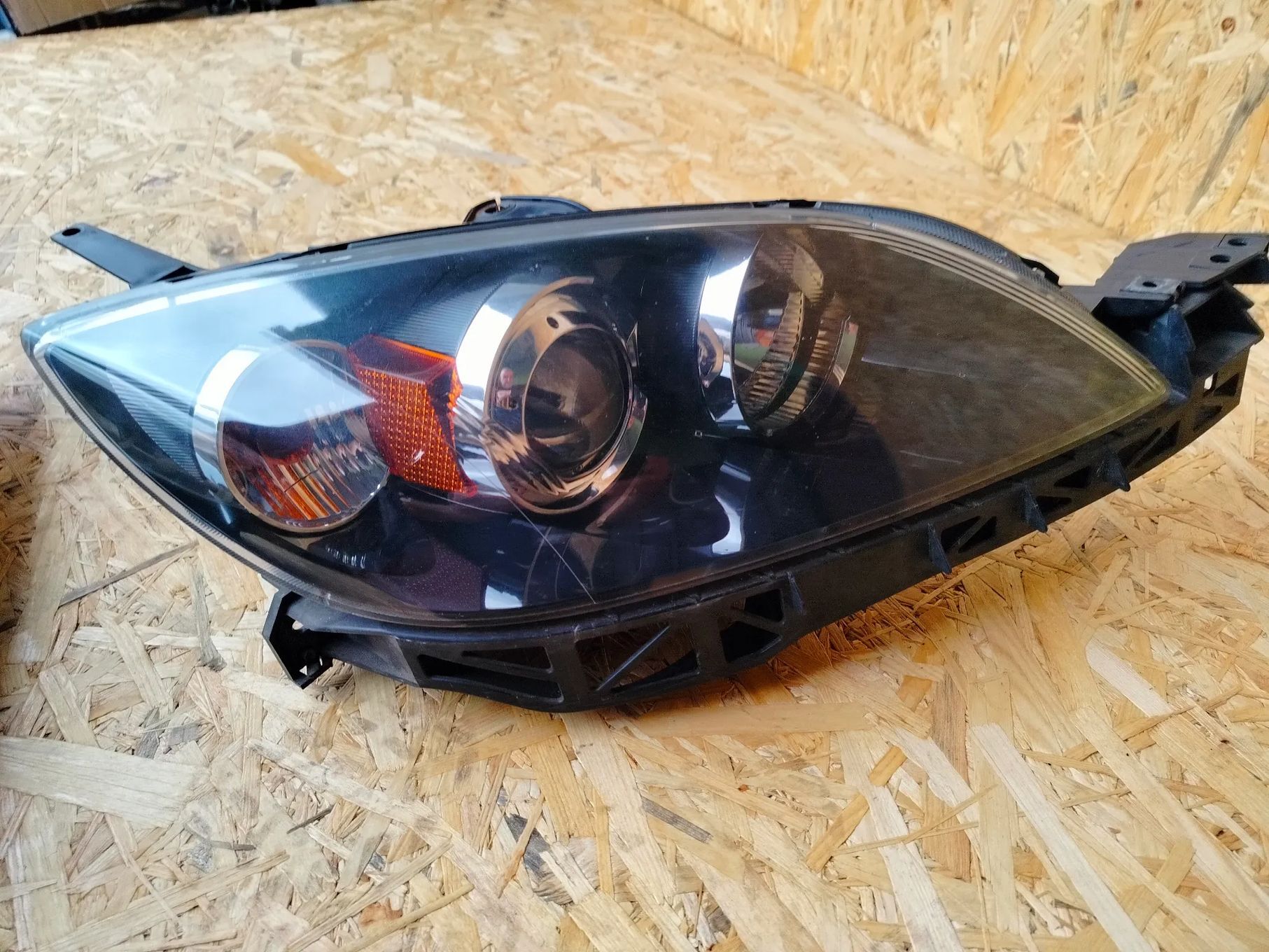 Lampa Przód Przednia Prawa Mazda 3 BK 03-09r.
