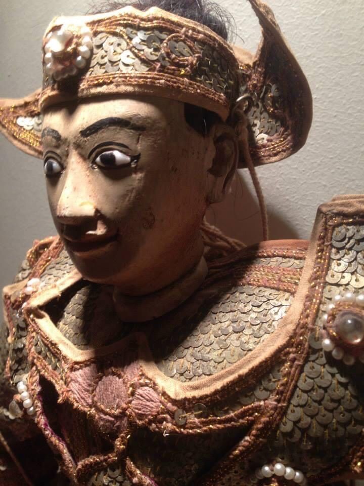 marioneta oriental séc XVIII , ricamente trabalhada . Dim: 52 cm