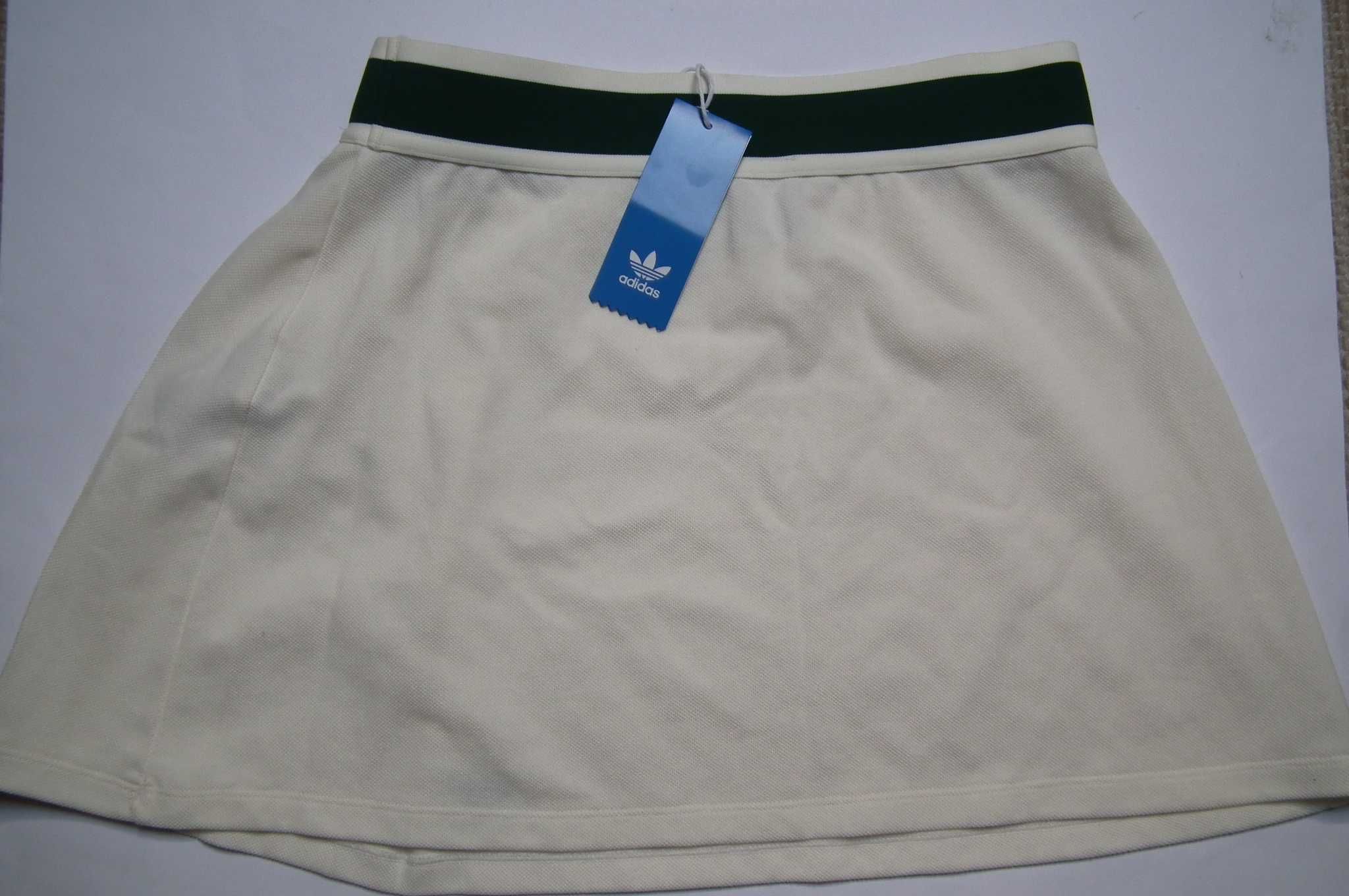 Saia de ténis Adidas Heritage H56434. Envio grátis.