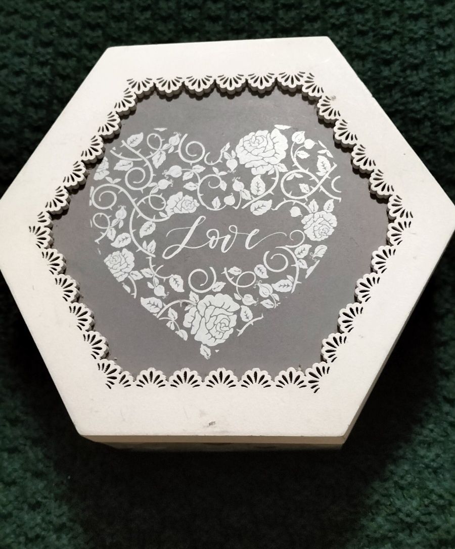 Sześciokątna szaro-biała szkatułka na biżuterię 16x18