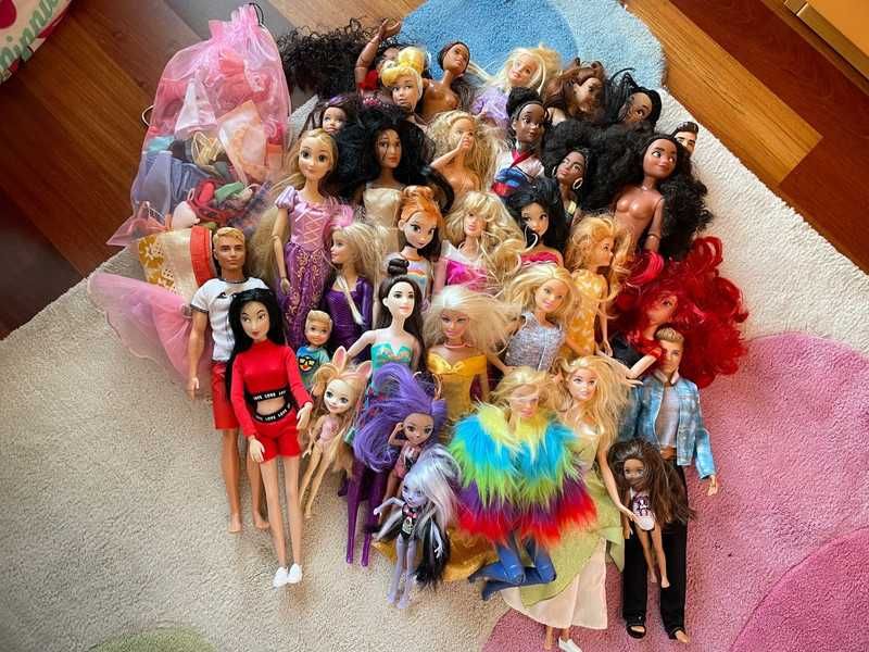 Lote de Barbies, Kens e outras bonecas