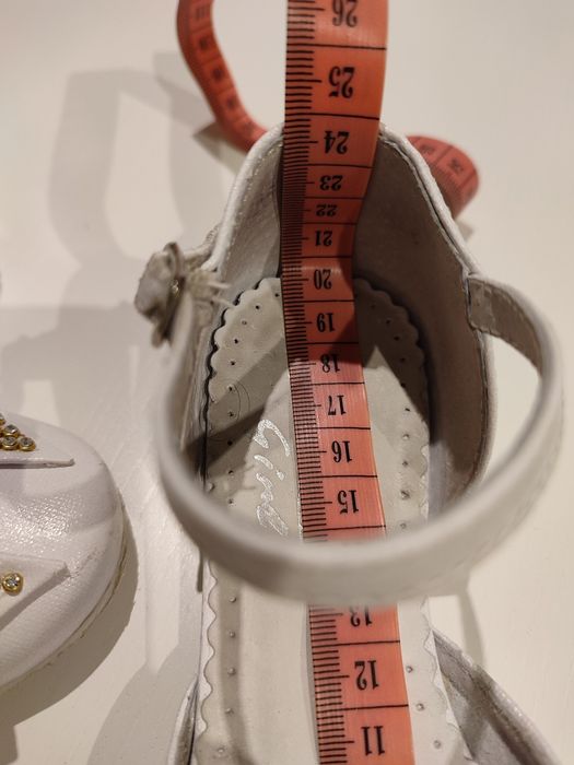 Białe buty komunijne