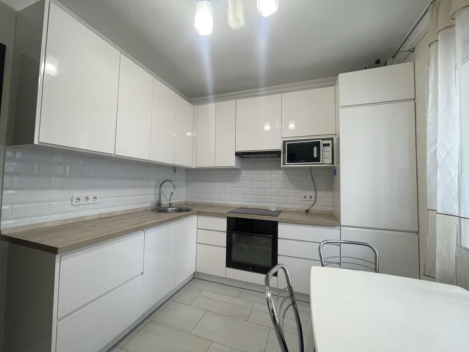 Продаж 3 кім.кв., вул.Гмирі 18, метро 7 хв.