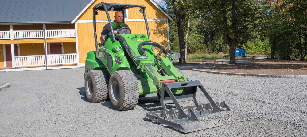 Zakładanie trawników - równanie i niwelacja terenu - prace ziemne