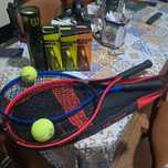 Raquetes e bolas de tenis