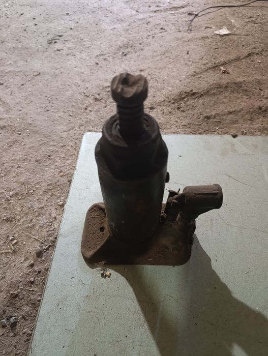 Продам домкрат в отличном состояние