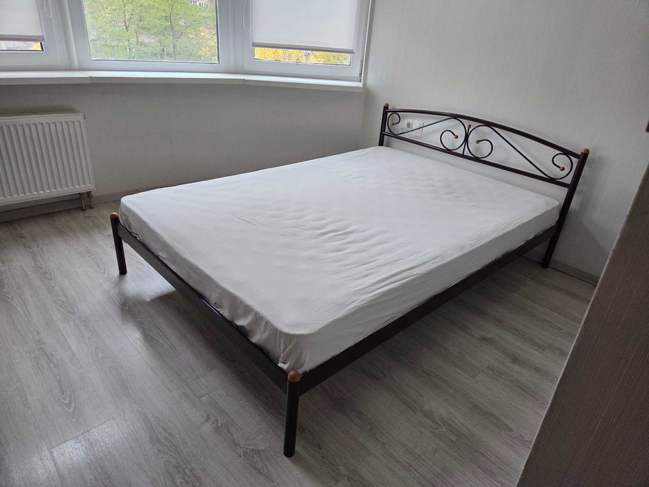 Продам металеву кровать, диван