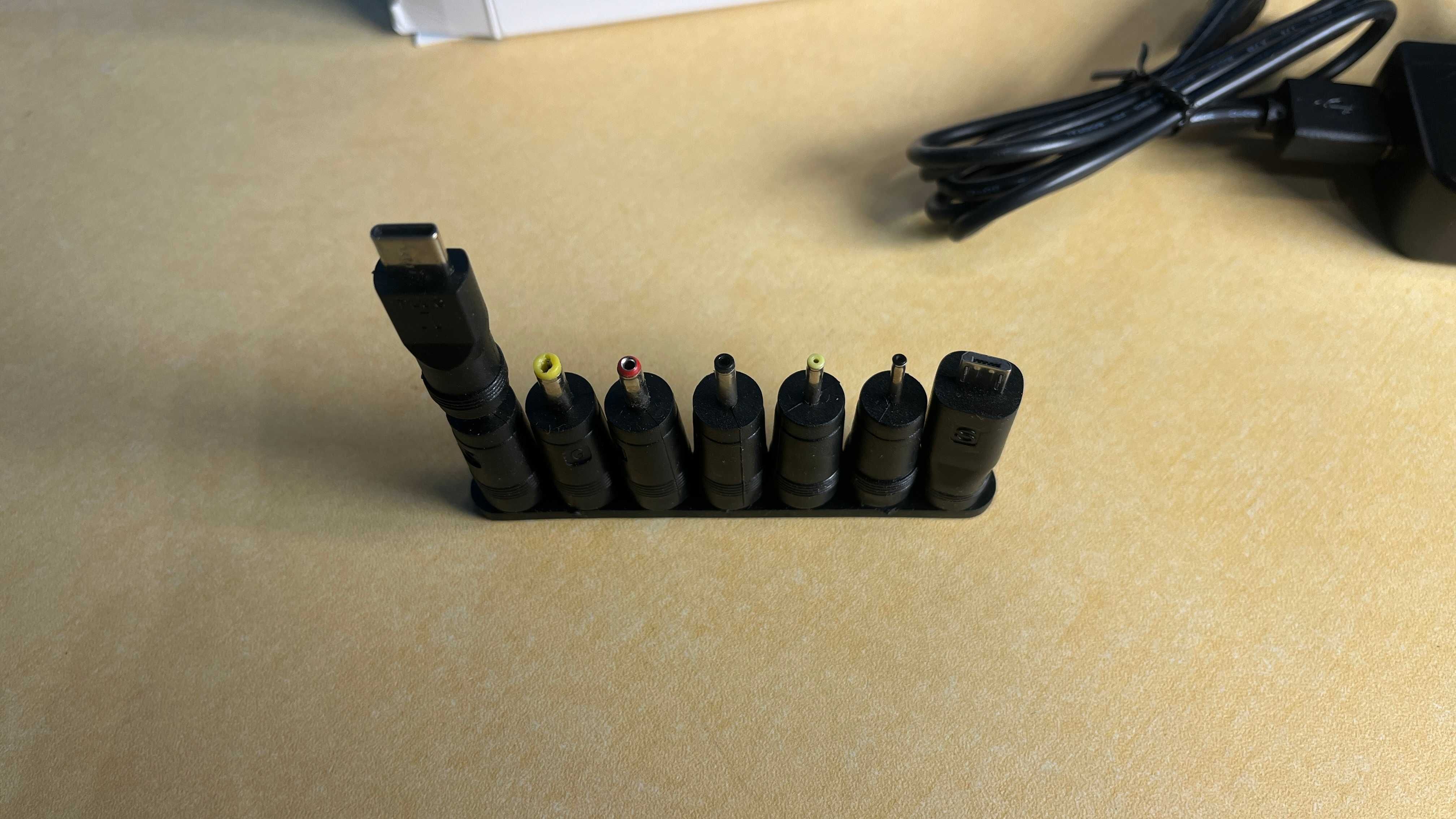 Ładowarka uniwersalna  AUKRU 5V 0,5A 2000mA, 8 końcówek spp35