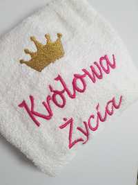 Ręcznik z haftem królowa życia prezent