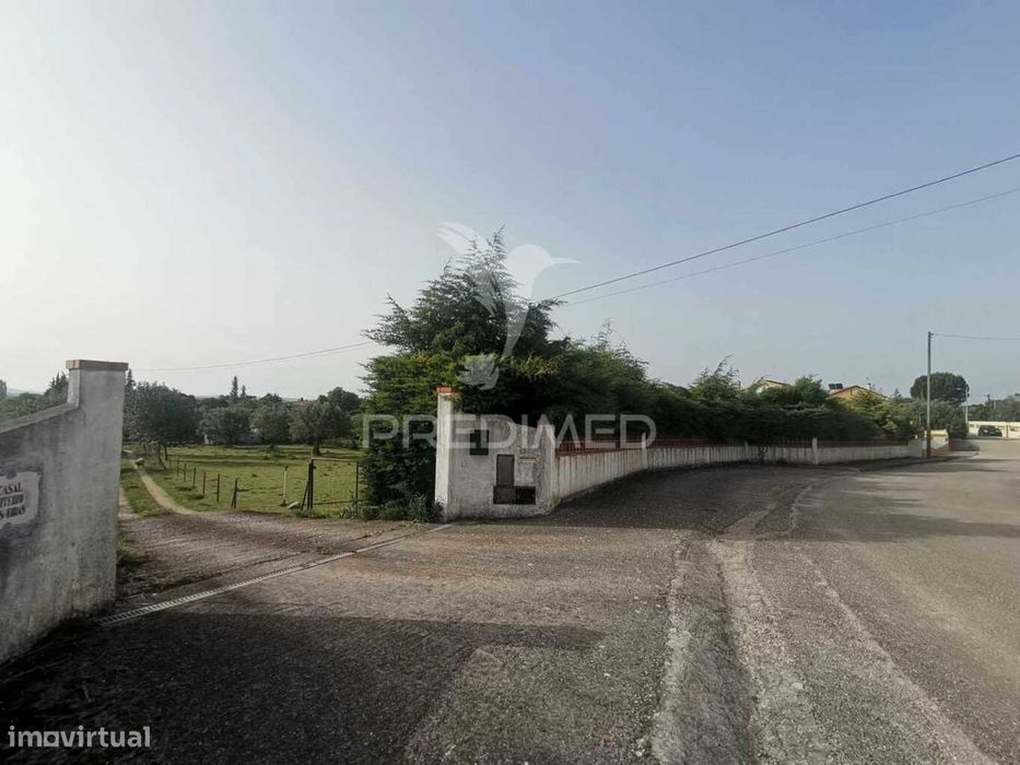 Encantadora moradia renovada em pedra e madeira.