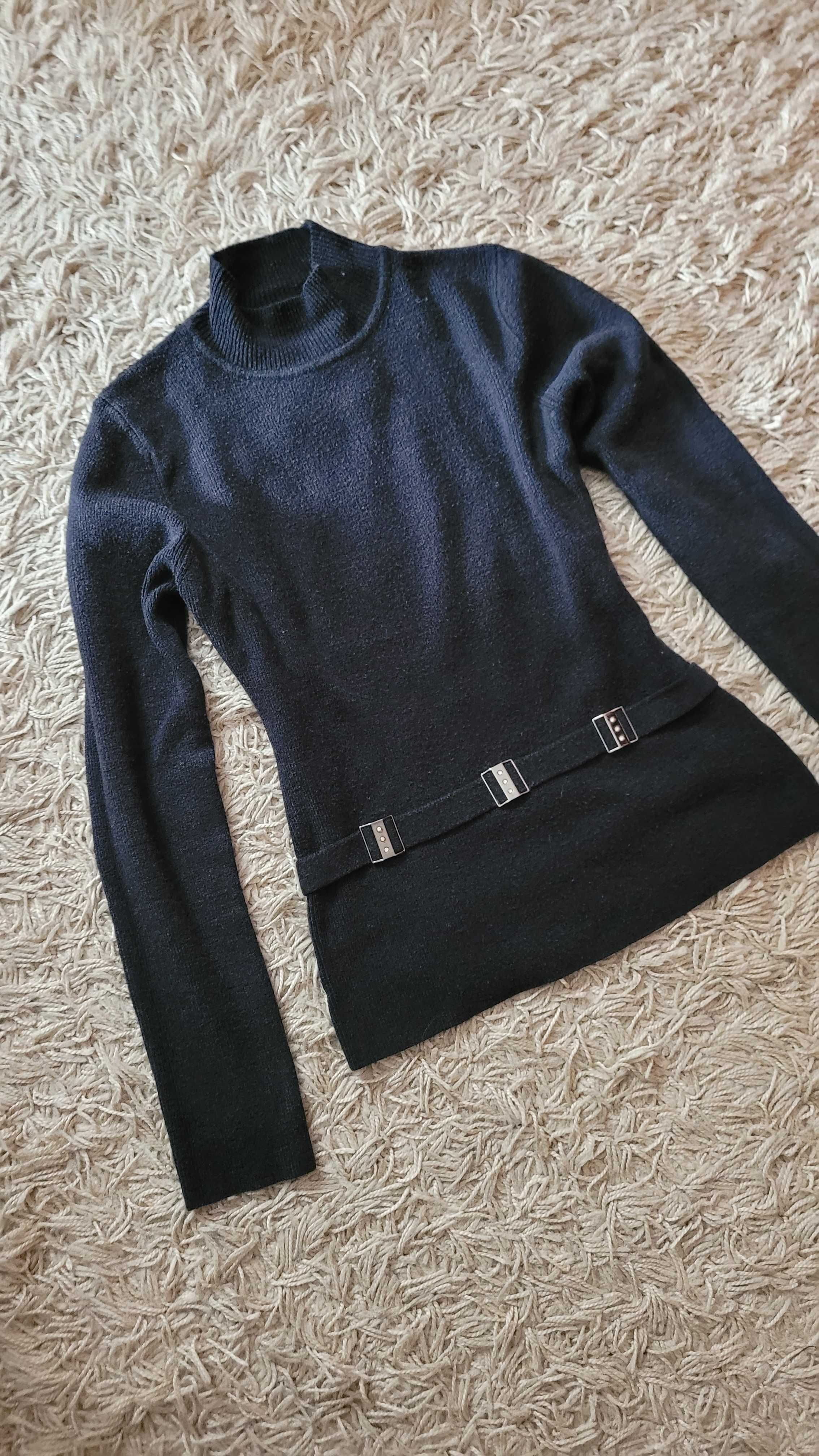Czarny sweterek z ozdobnym pasem 36