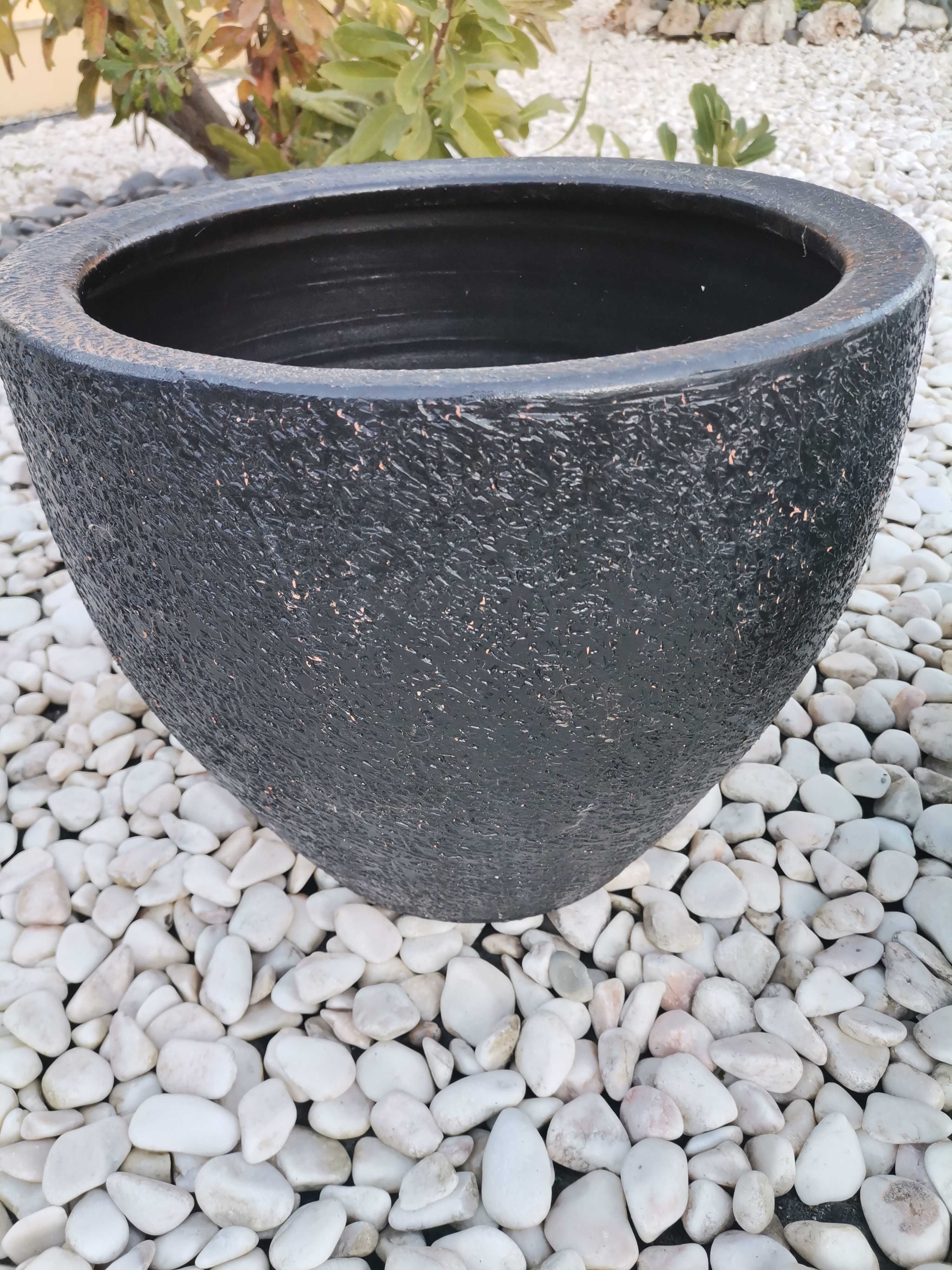 Vendo dois vasos pretos e um laranja BAIXA PREÇO