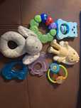 Zestaw grzechotek i gryzaków 7 sztuk + Zielony Groszek Fisher-Price