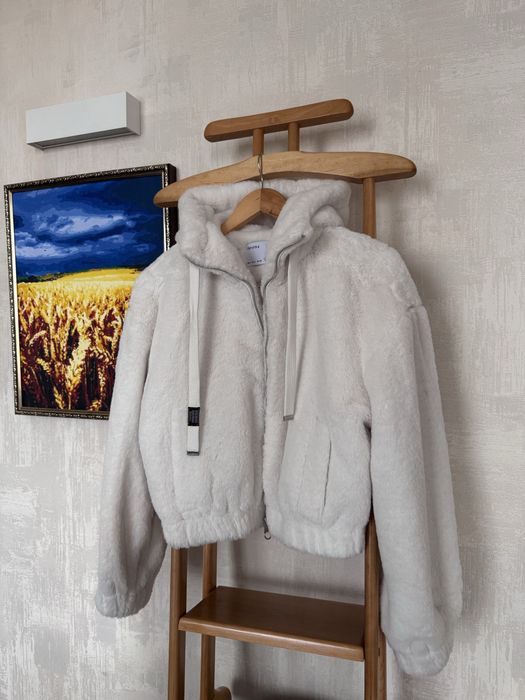 Стильная укороченная эко шуба от бренда Bershka