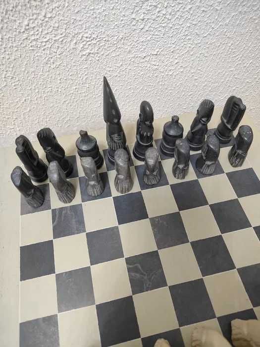Jogo de xadrez talhado a mão