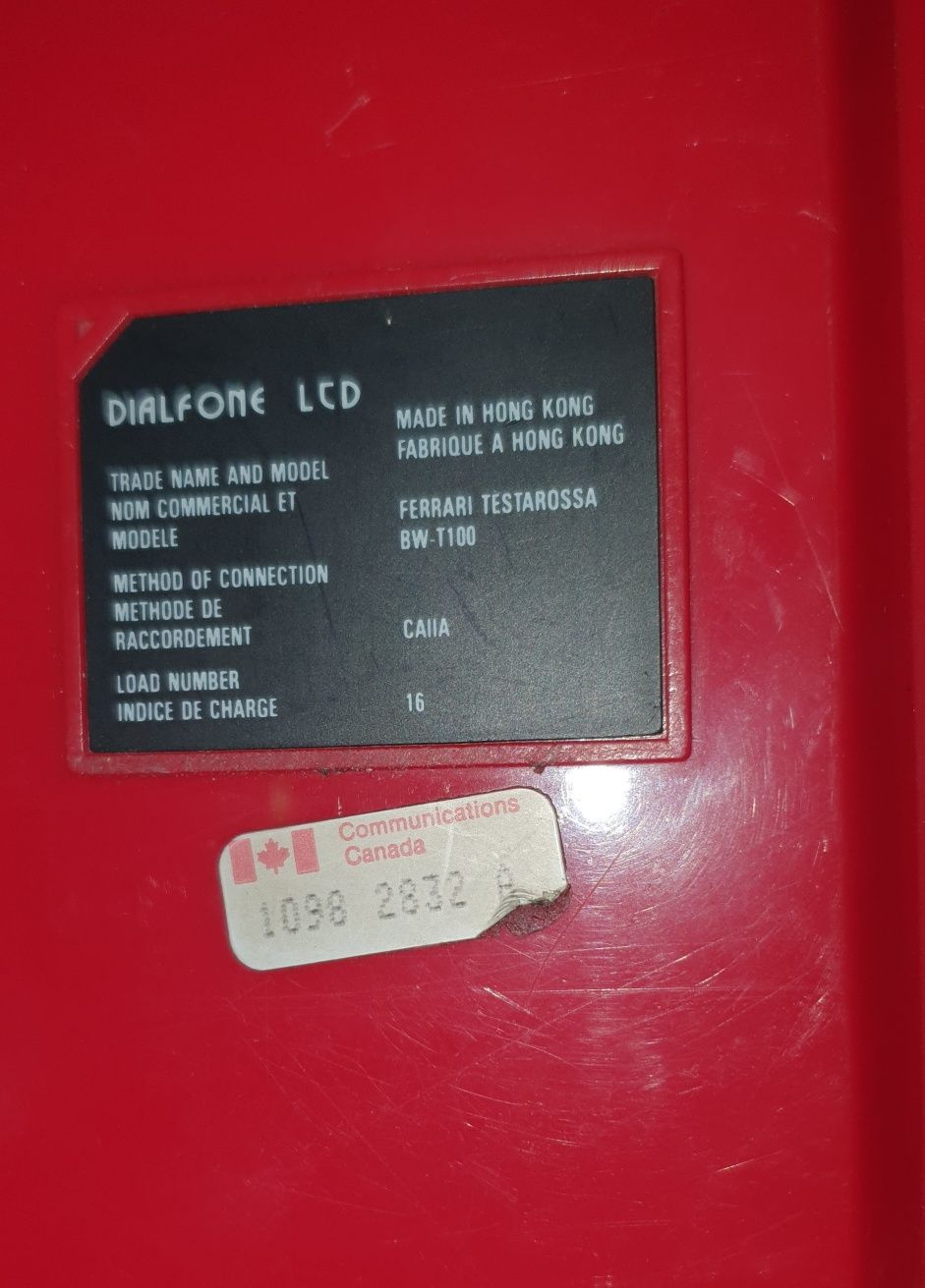 Telefon stacjonarny Ferrari Testarossa.