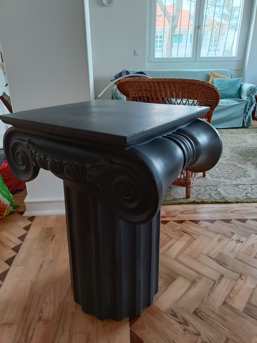 Pé de mesa em voluta