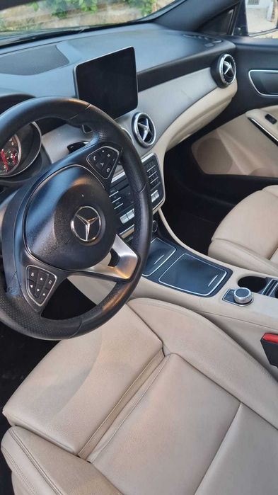 Vendo CLA carro de garagem tudo em ordem.