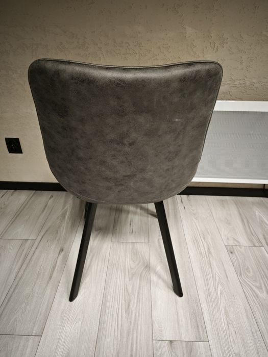 Komplet 4 eleganckich krzeseł tapicerowanych – nowoczesny design.