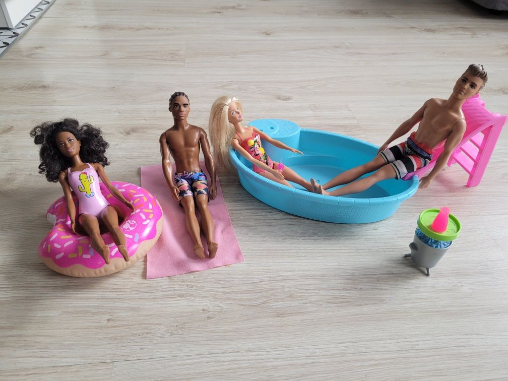 Barbie basen lalkami