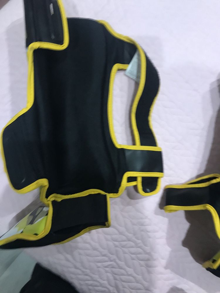 Zestaw do kickboxingu rękawice i ochraniacze na piszczel i stopy